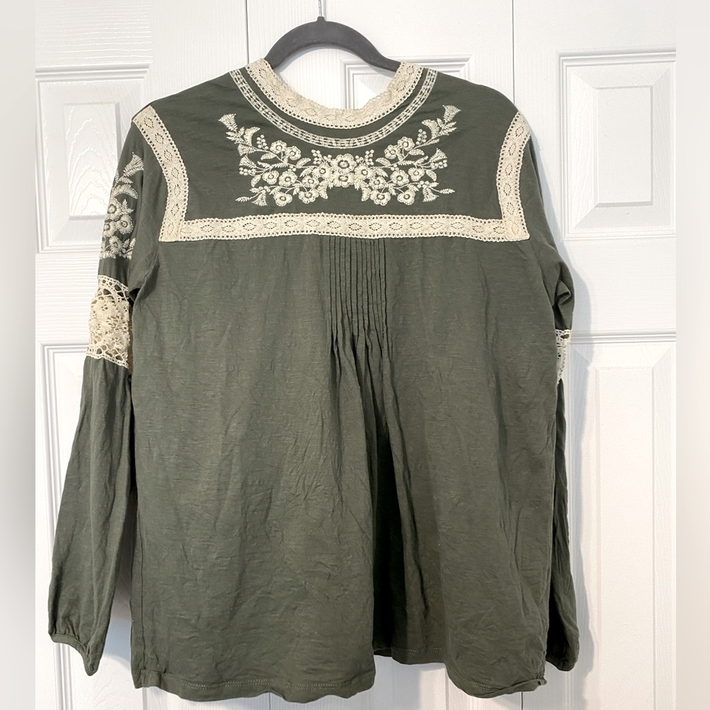 Downeast women’s top size Large